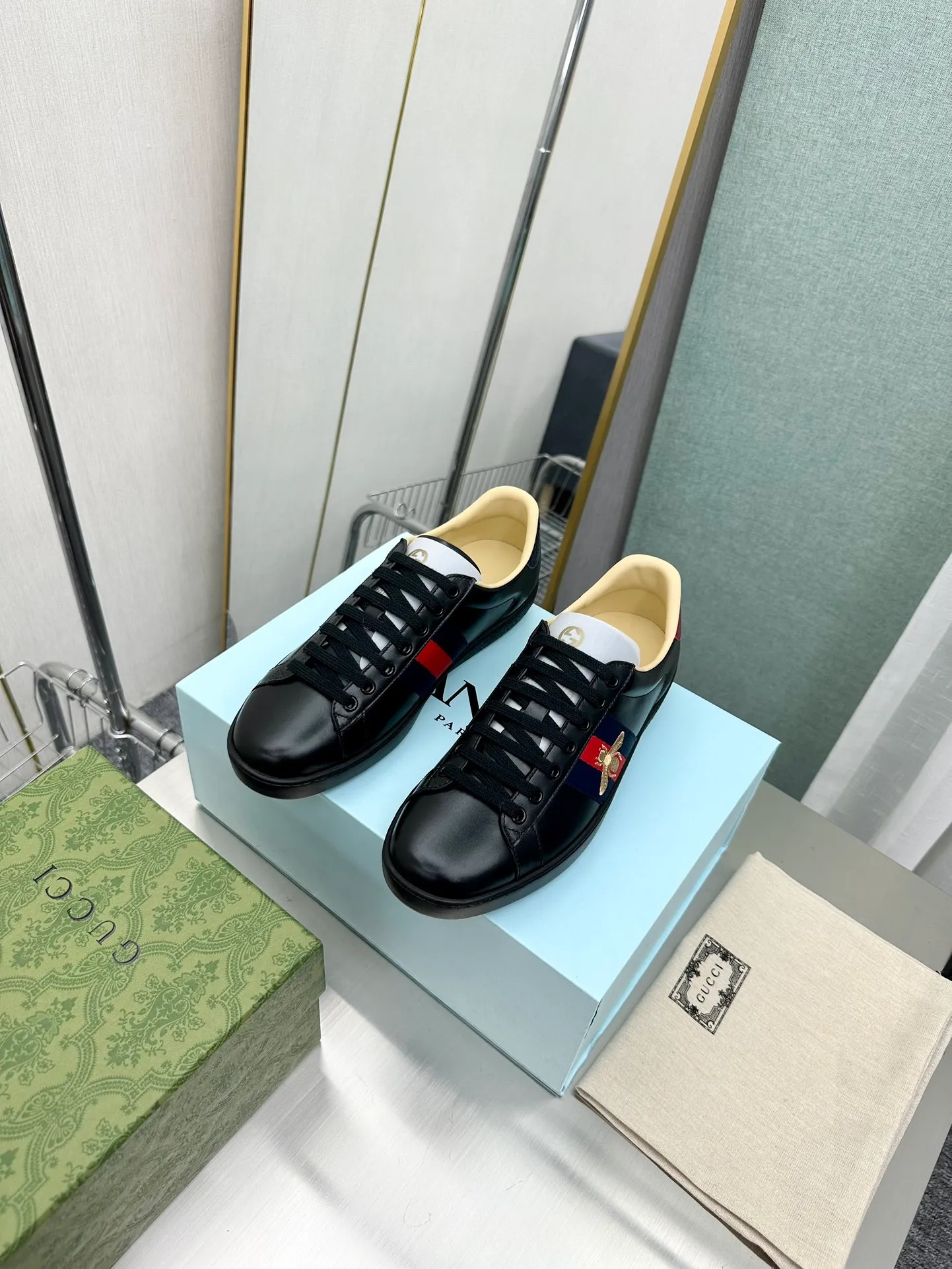 👟👟Ex-factory price 540👟👟 Men's size +10 Top version: Gucci G family classic Ace series Embroidery Little Bee White Shoes Couple Style Ribbon Love Casual Sports Shoes Sneakers Original Purchase Development Production This brand's classic low-top sports shoes interweave golden embroidered bees with red and green webbing. The bee is a classic element of the brand. It appeared in the Gucci ready-to-wear series in the 1970s. Exquisite packaging at the delivery counter🛍📦 ▪️Fabrics: Original custom imported first-layer cowhide ▪️Foots: Original custom cowhide lining ▪️Sole: Original open-molded rubber non-slip material ▪️Sole thickness: 2.5CM ▪️Size: Women's 34-41 (customized 34/41) ▪️Size: Men's 38-46 (38/46 customized)